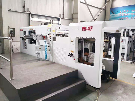 Macchina automatica per l'applicazione di finestre su cartoncino con spessore da 120 a 1500 gsm, con funzione di cordonatura e taglio angoli per l'uscita